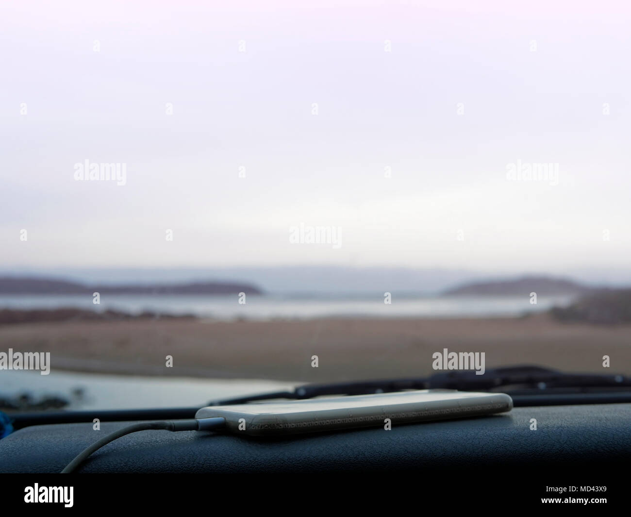 Tableau de bord de voiture sur Smartphone, coastal view vue à travers le pare-brise, voiture Broulee, New South Wales, Australie Banque D'Images