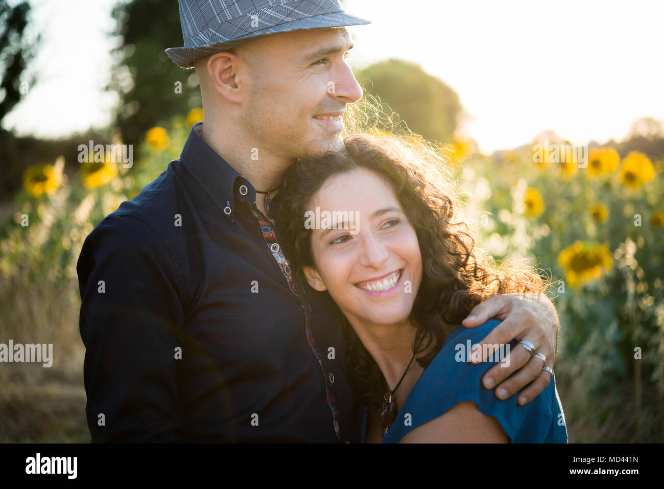 Couple dans champ de tournesols, hugging Banque D'Images