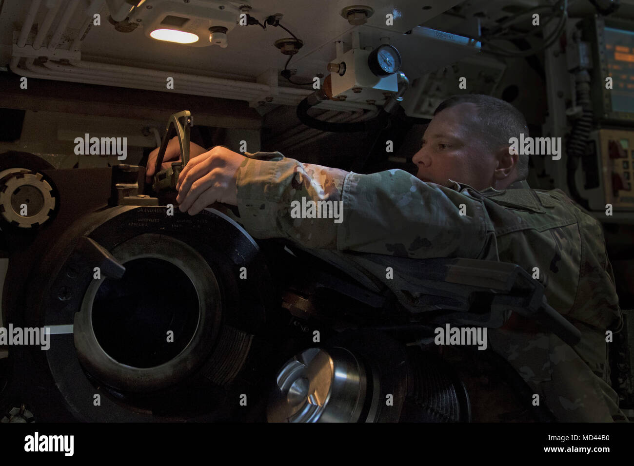 Le s.. Eric Blancho, un membre de l'équipe de canon Batterie B, 1er Bataillon, 9e Régiment d'artillerie, 3e Division d'infanterie, artillerie de campagne, mesure les angles de canons sur un M109 Paladin à Fort Stewart, en Géorgie, le 14 mars 2017. Blancho, comme beaucoup d'autres dans 1-9 FA, c'est se familiariser avec l'équipement de Paladin alors que le bataillon d'infanterie de transferts à l'unité d'artillerie de l'armure. (U.S. Photo de l'armée par la CPS. Zoe Garbarino/libérés) Banque D'Images