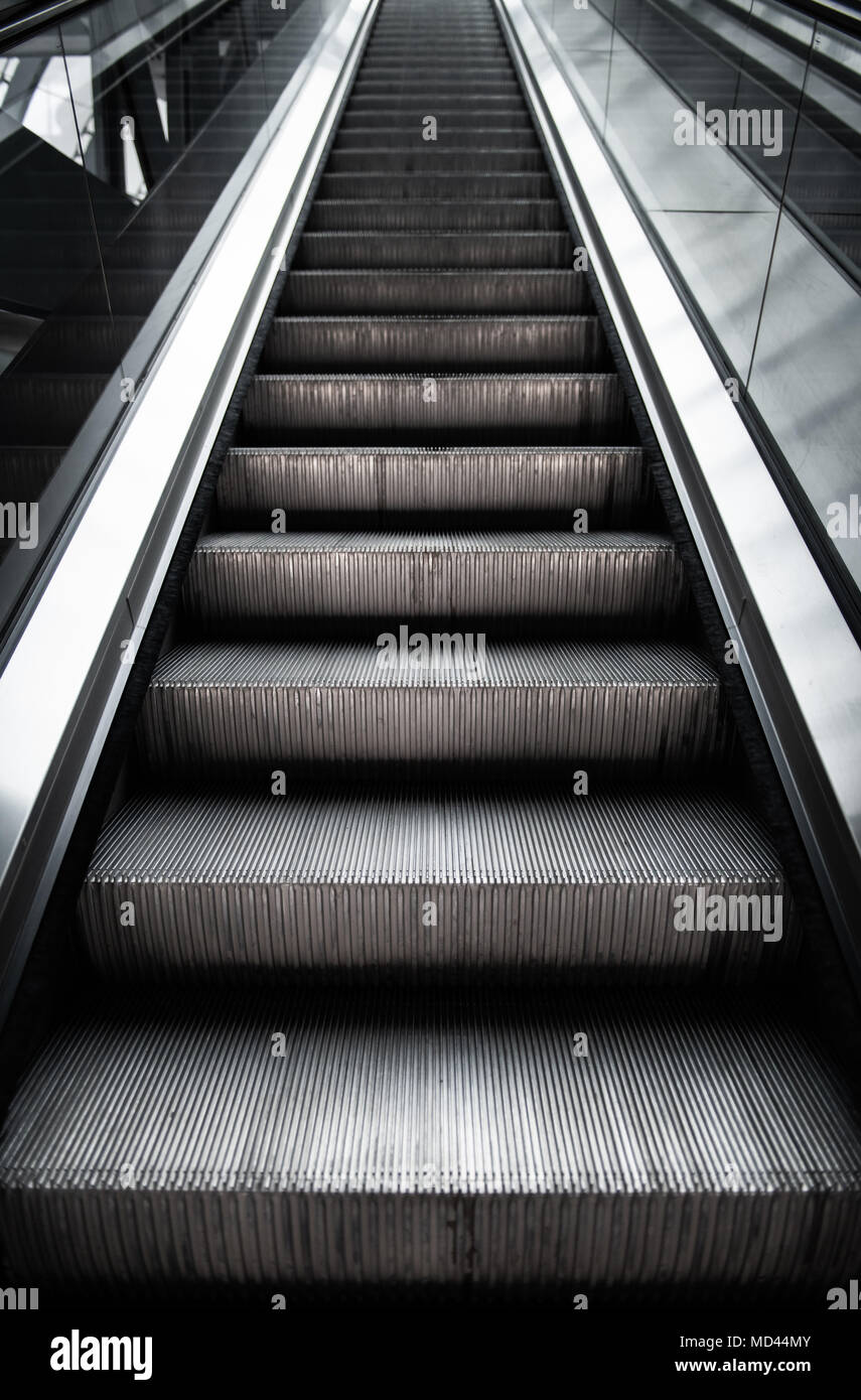 Monter l'escalator en métal gris pas de moyen facile pour les gens et le succès croissant concept Banque D'Images