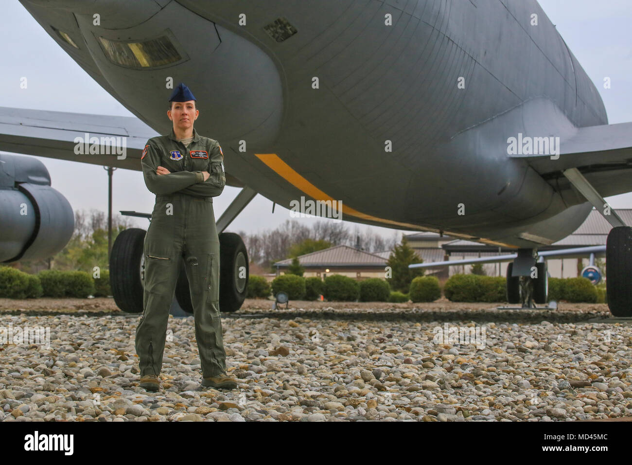 New Jersey Air National Guard Master Sgt. Jennifer Bowen représente un portrait en face d'un KC-135 Stratotanker affichage statique sur Joint Base McGuire-Dix-Lakehurst, New Jersey), 1 mars 2018. Bowen, l'un des deux opérateurs de la rampe lors de la 108e Escadre, a déployé plus de 10 fois de sa carrière son. (U.S. Air National Guard photo par le Sgt. Matt Hecht) Banque D'Images
