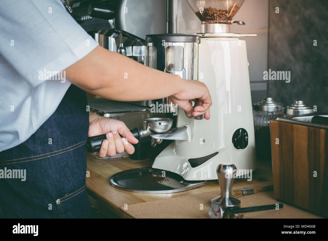 Jeune fille la préparation de café pour la machine à café Banque D'Images