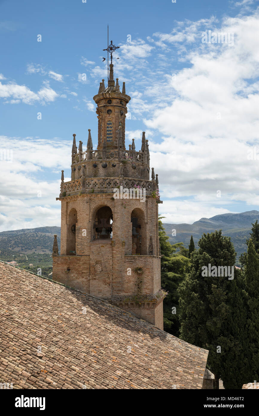 Vue du toit de l'Eglise de Santa Maria la Mayor church sur la vieille ville aux montagnes de la Sierra de Grazalema, Ronda, Andalousie, Espagne Banque D'Images