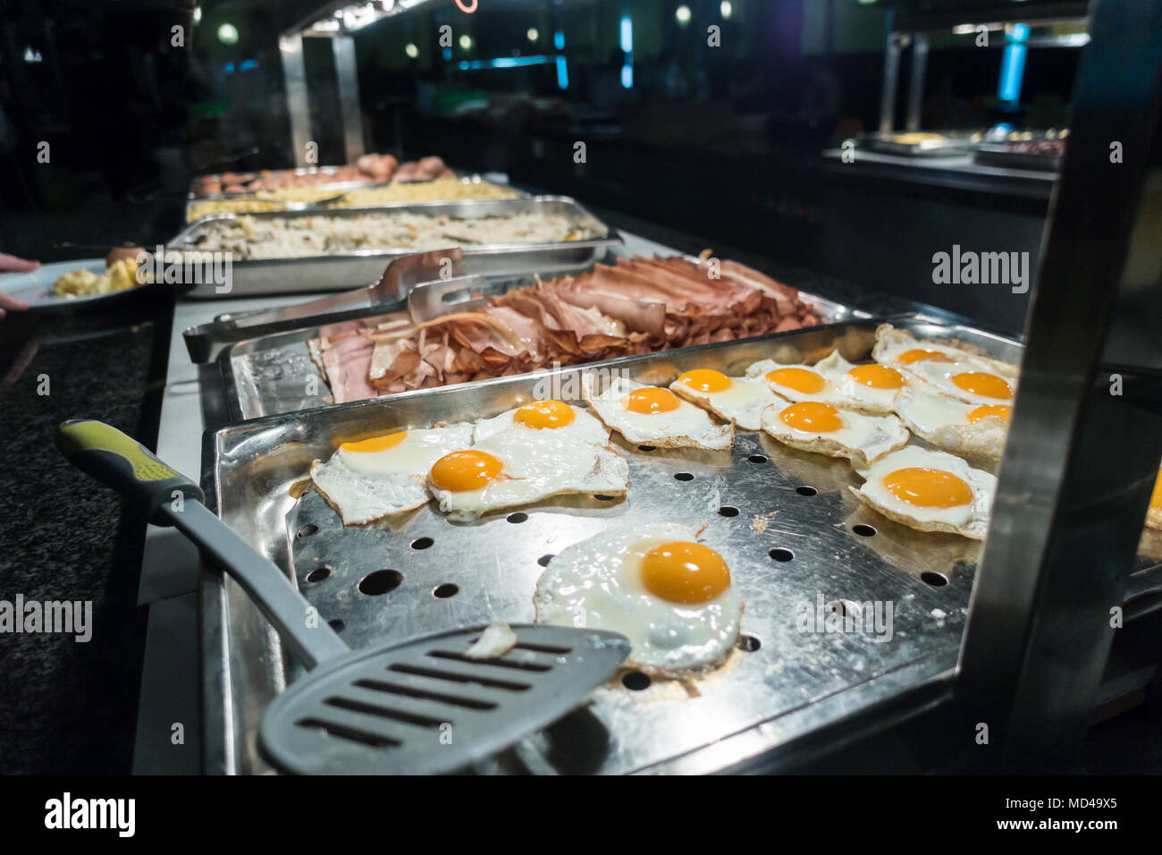 Une sélection de plats chauds options disponibles à un self service petit déjeuner buffet dans un restaurant de l'hôtel. Banque D'Images