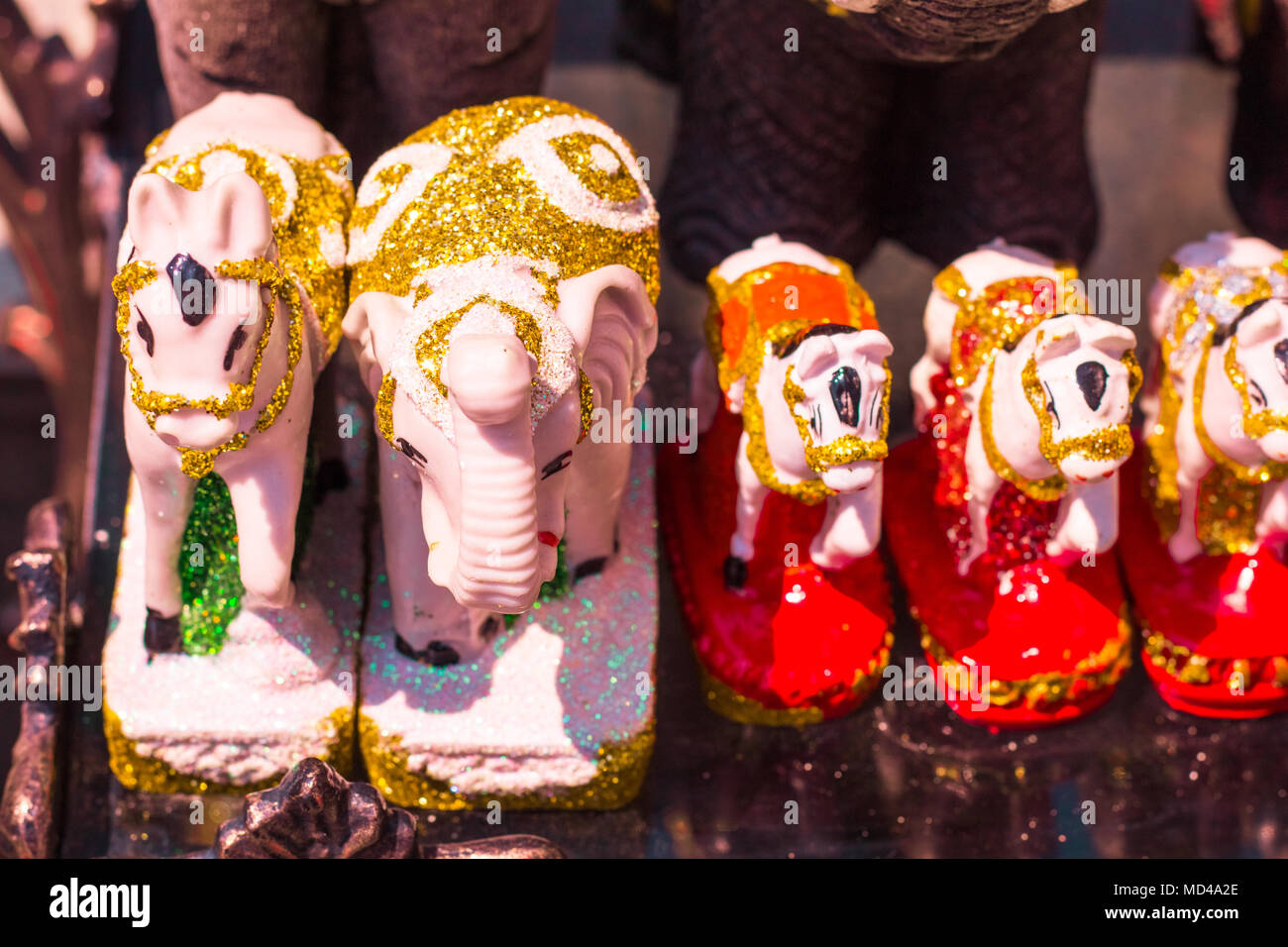 La Thaïlande et l'éléphant de l'amulette de poupée décoration sur le background, vue avant du haut, des coûts techniques. Banque D'Images