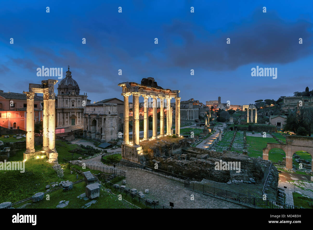 Forum romain dans la nuit. Vue sur le forum romain et le Colisée, l'Italie. Banque D'Images