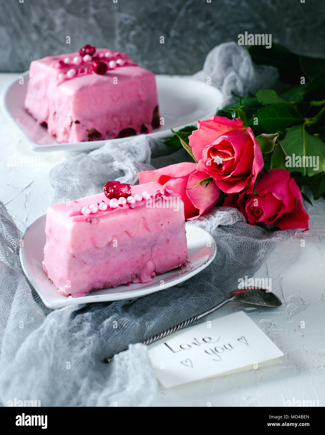 Gateaux Rose Et D Une Note Avec Un Souhait Aime Surprise Pour Un Etre Cher Le Petit Dejeuner Du Matin Photo Stock Alamy