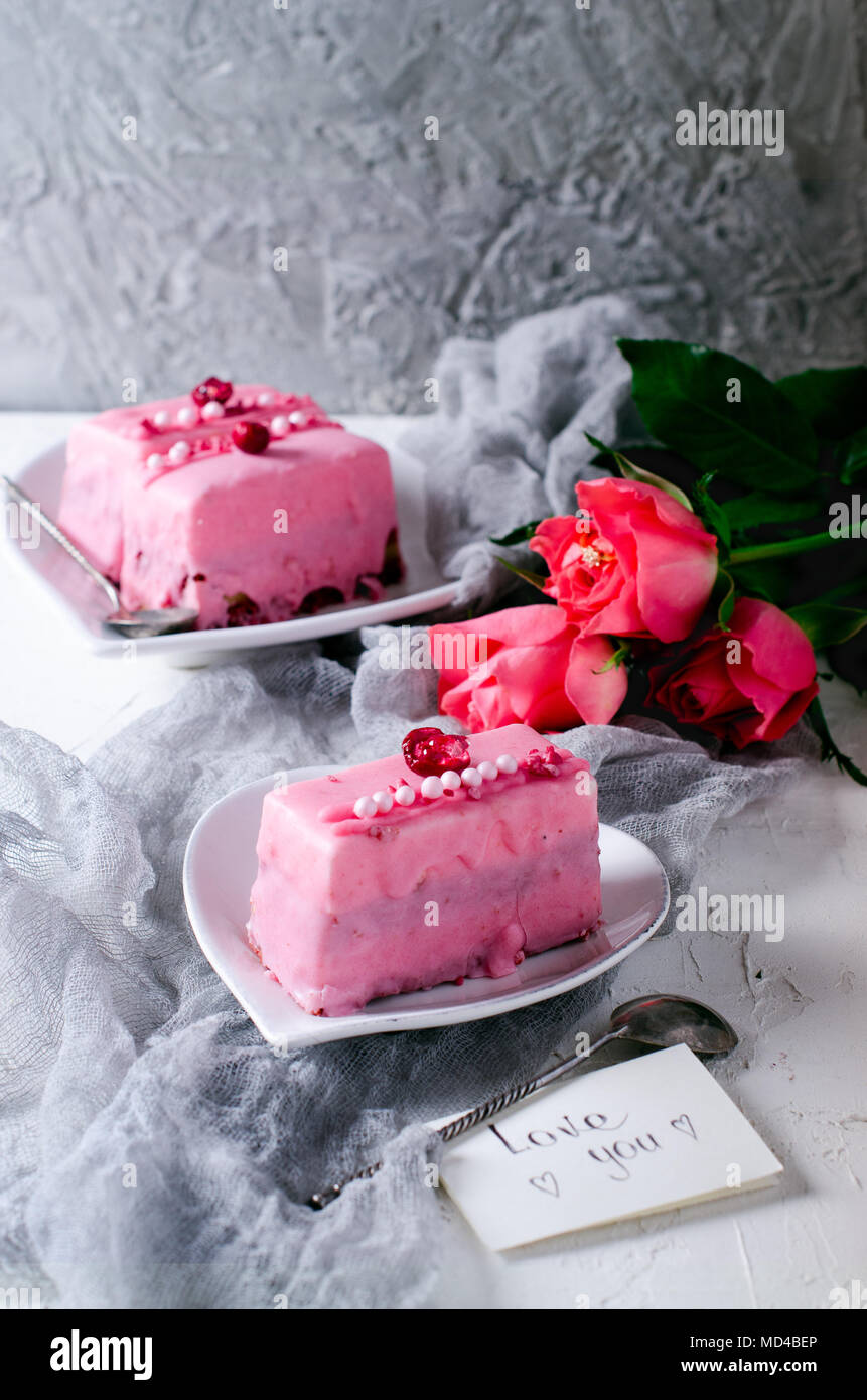 Gateaux Rose Et D Une Note Avec Un Souhait Aime Surprise Pour Un Etre Cher Le Petit Dejeuner Du Matin Photo Stock Alamy Gateaux Rose Et D Une Note Avec Un Souhait Aime Surprise Pour Un Etre Cher Le Petit Dejeuner Du Matin Photo Stock Alamy