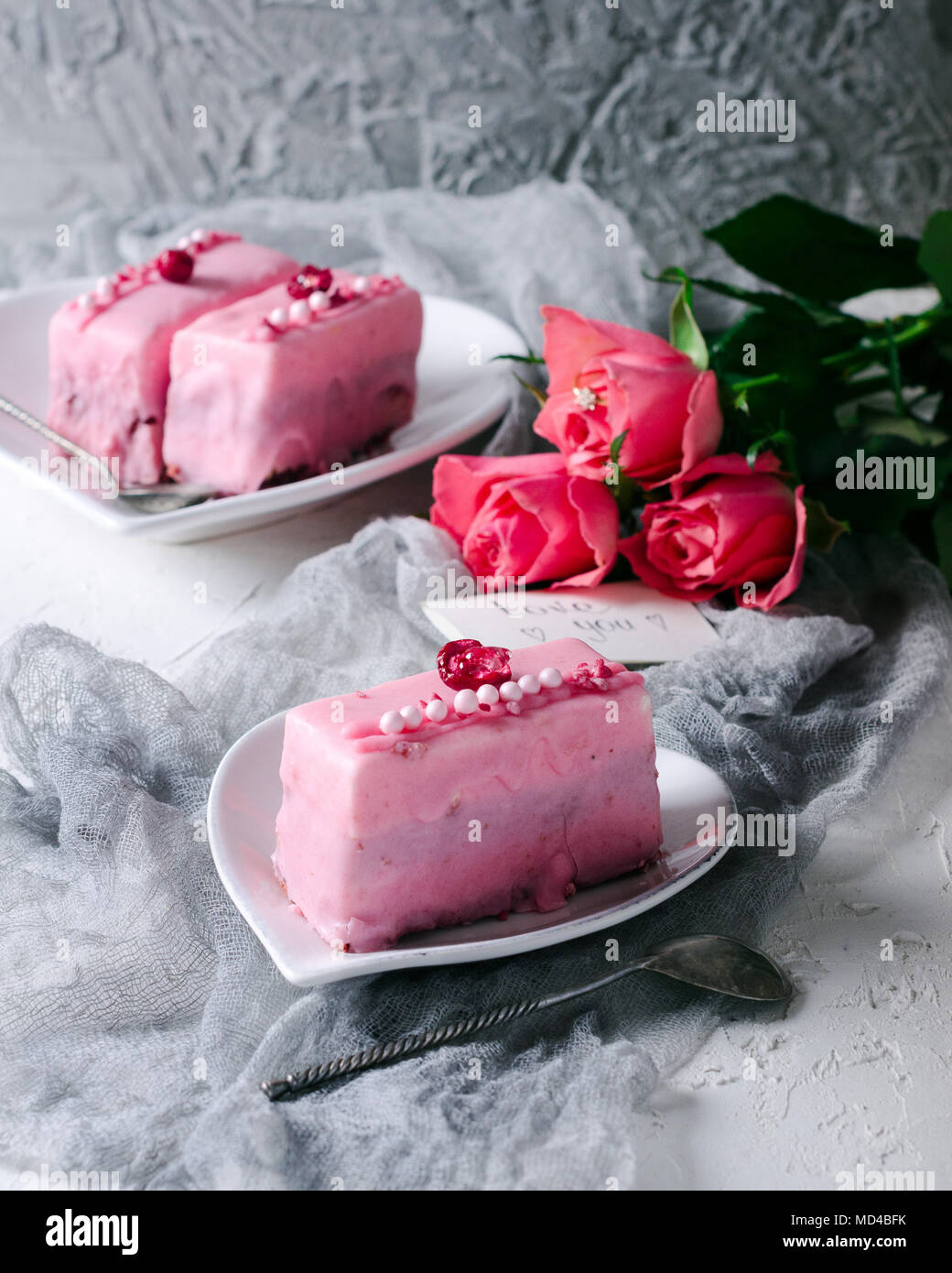 Gateaux Rose Et D Une Note Avec Un Souhait Aime Surprise Pour Un Etre Cher Le Petit Dejeuner Du Matin Photo Stock Alamy Gateaux Rose Et D Une Note Avec Un Souhait Aime Surprise Pour Un Etre Cher Le Petit Dejeuner Du Matin Photo Stock Alamy