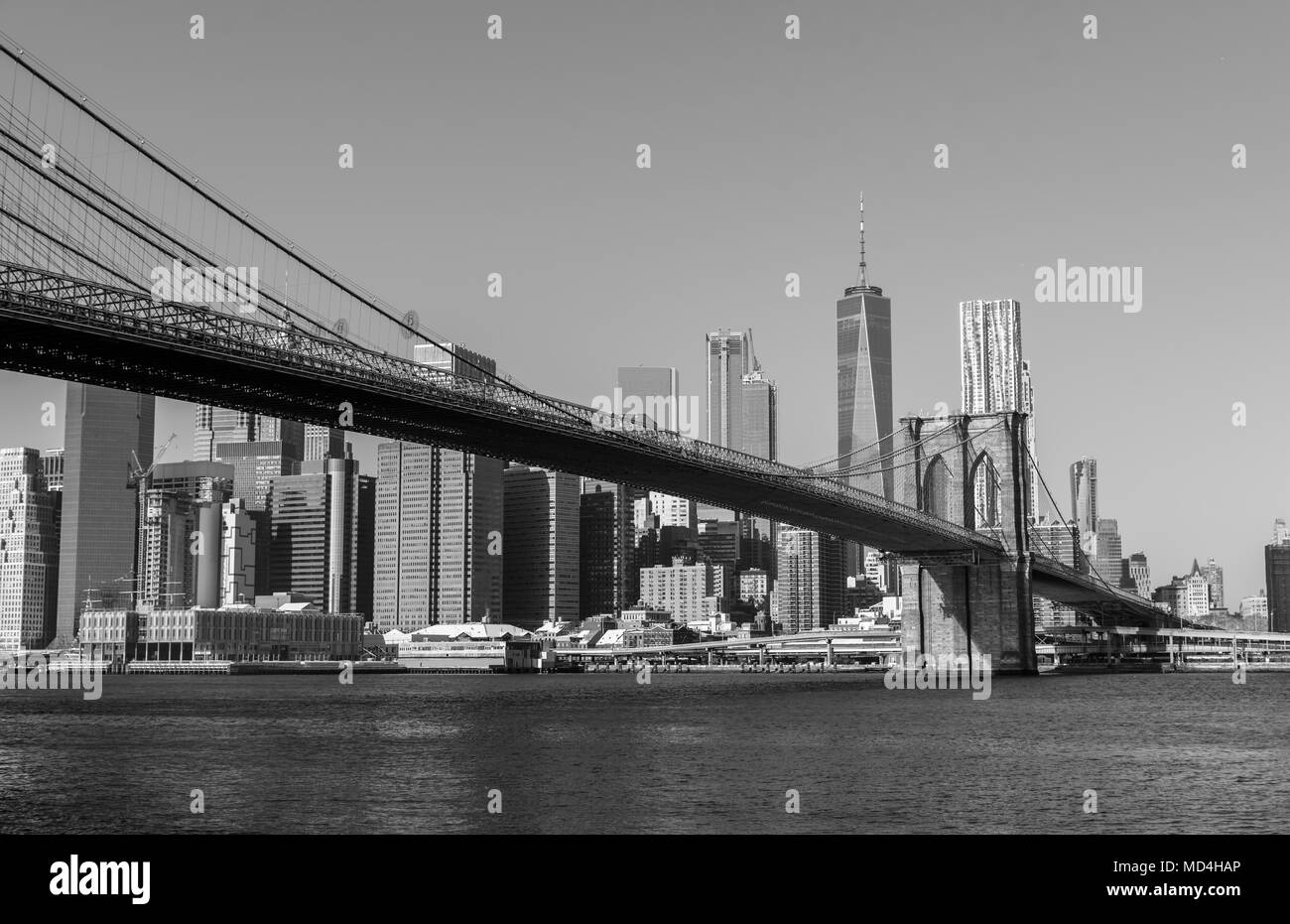 Lower Manhattan Downtown skyline panorama de Brooklyn Bridge Park rive, New York City, USA Banque D'Images
