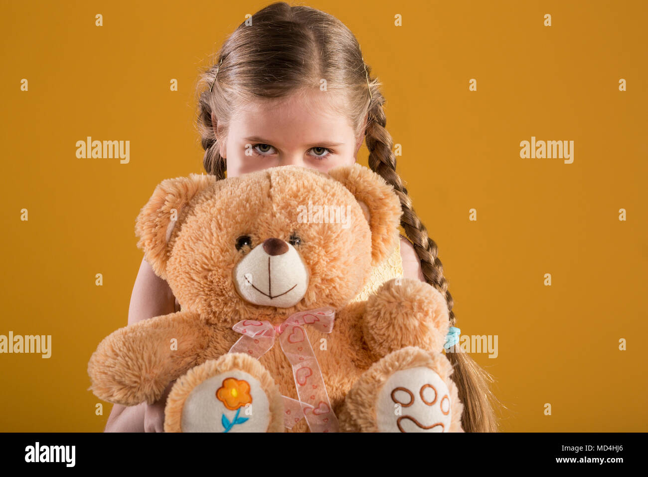 Portrait de jeune fille se cacher derrière de grands ours Banque D'Images