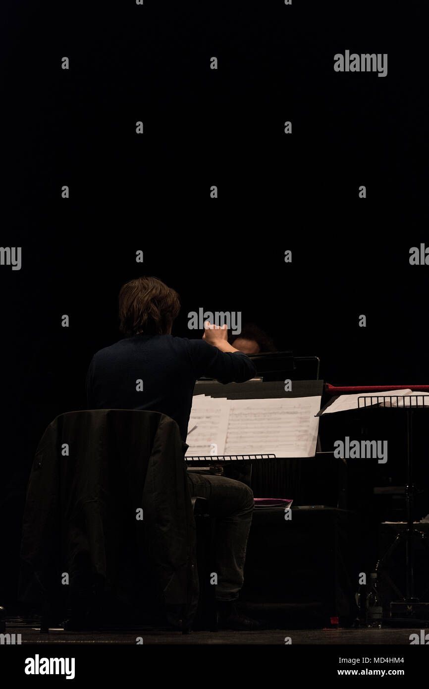 Chef d'orchestre sur scène lors de reharsals Banque D'Images