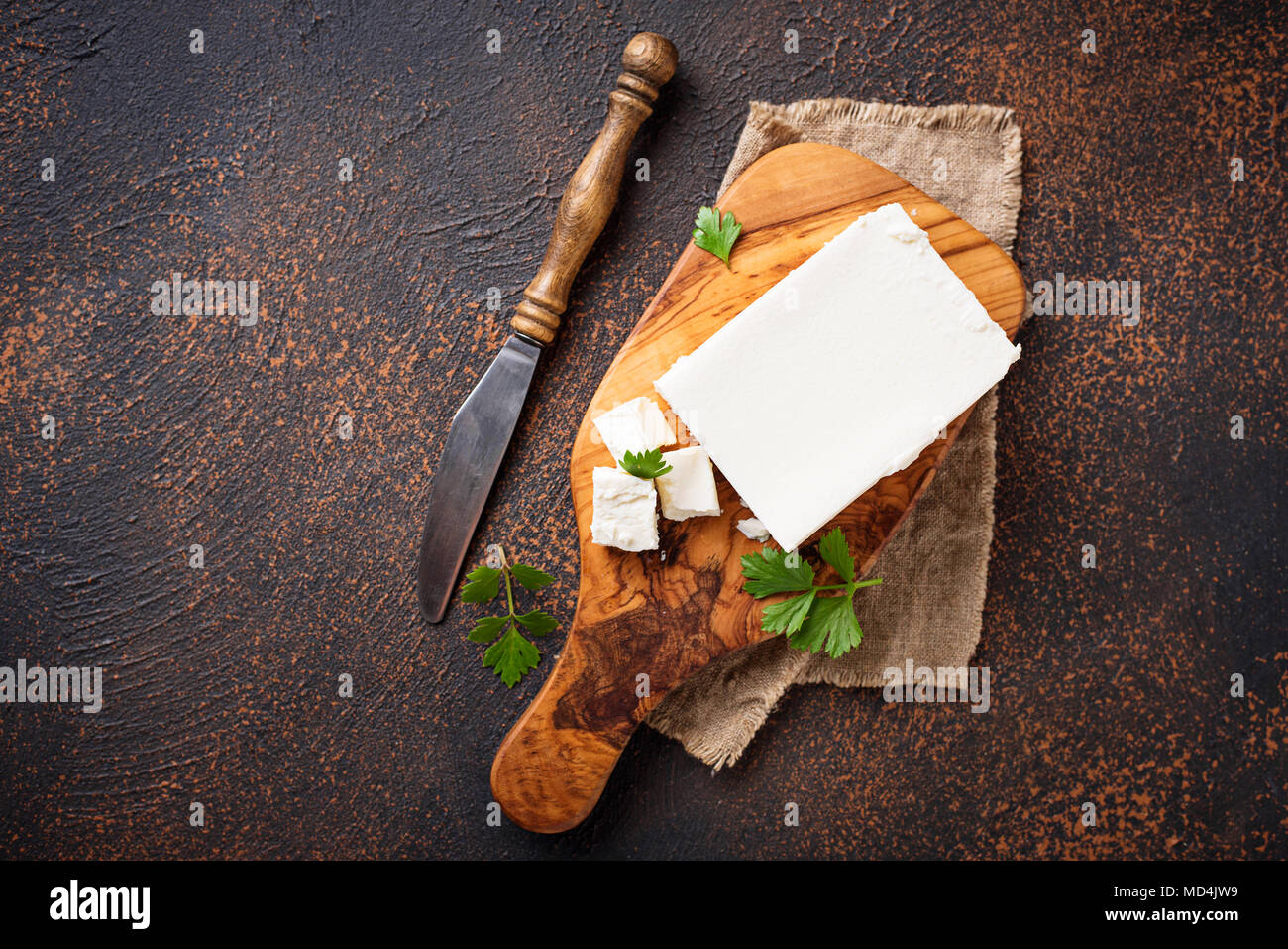 Le fromage Feta sur fond rouille Banque D'Images
