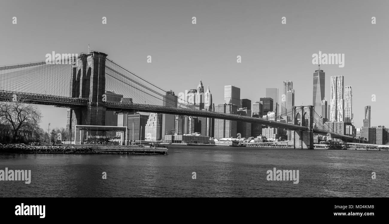 Lower Manhattan Downtown skyline panorama de Brooklyn Bridge Park rive, New York City, USA Banque D'Images