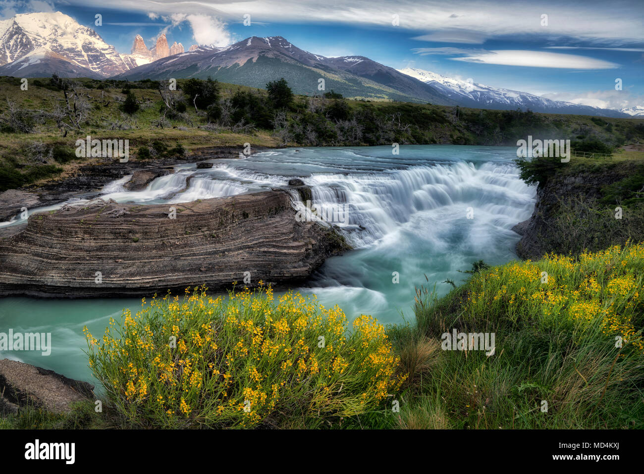 Rio Paine de cascades avec des tours des pics. Parc National Torres del Paine, Chili Banque D'Images