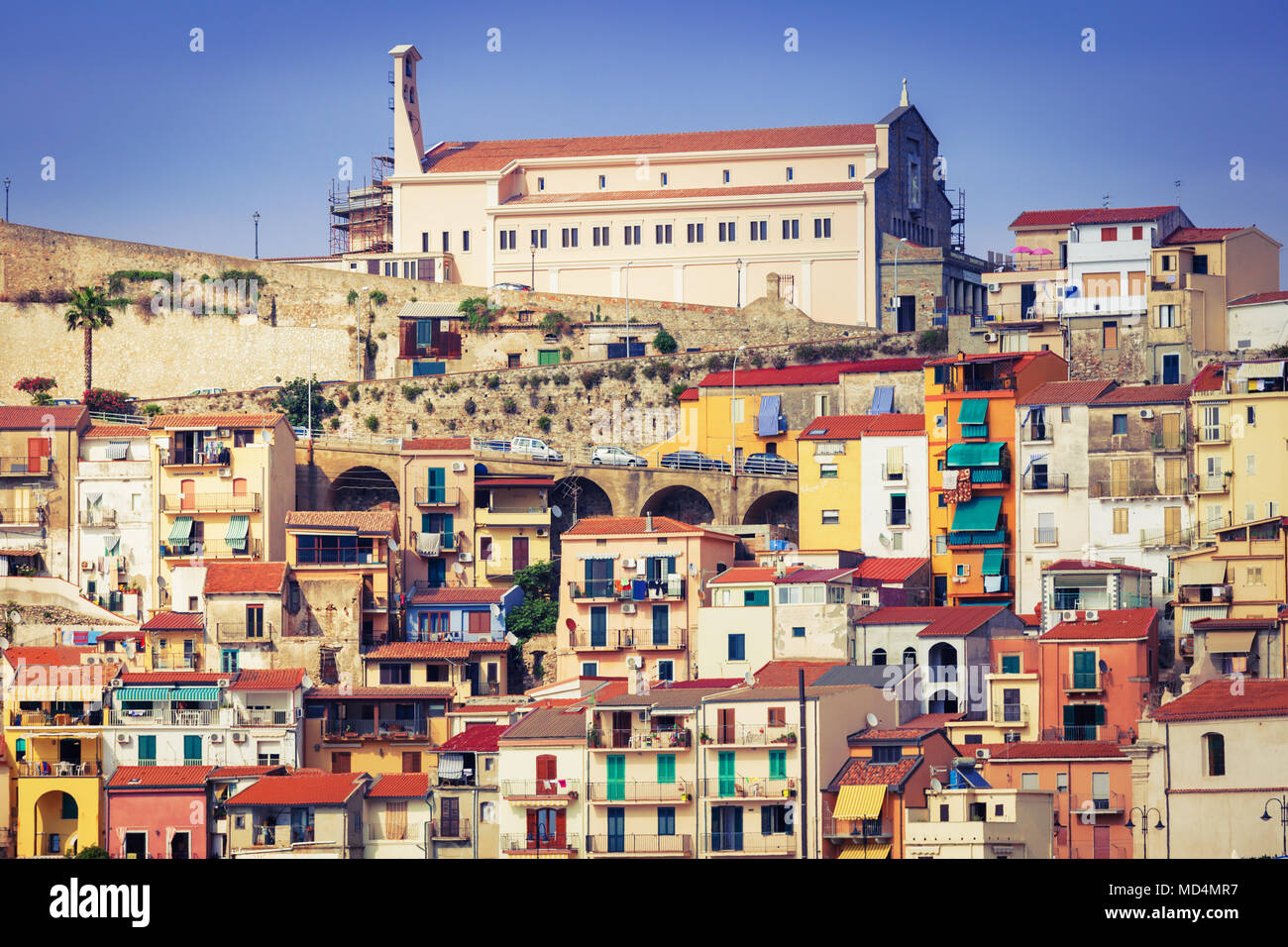 Maisons aux couleurs denses en Scilla, Calabre Banque D'Images