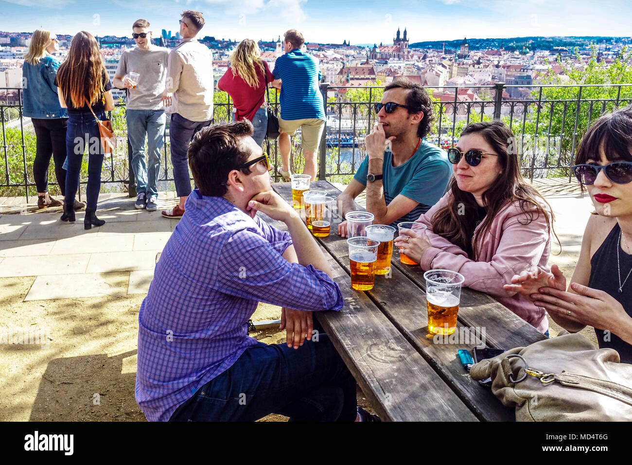 Letna Park Prague gens au jardin de bière Letensky zamecek, République tchèque bière Prague amis Banque D'Images