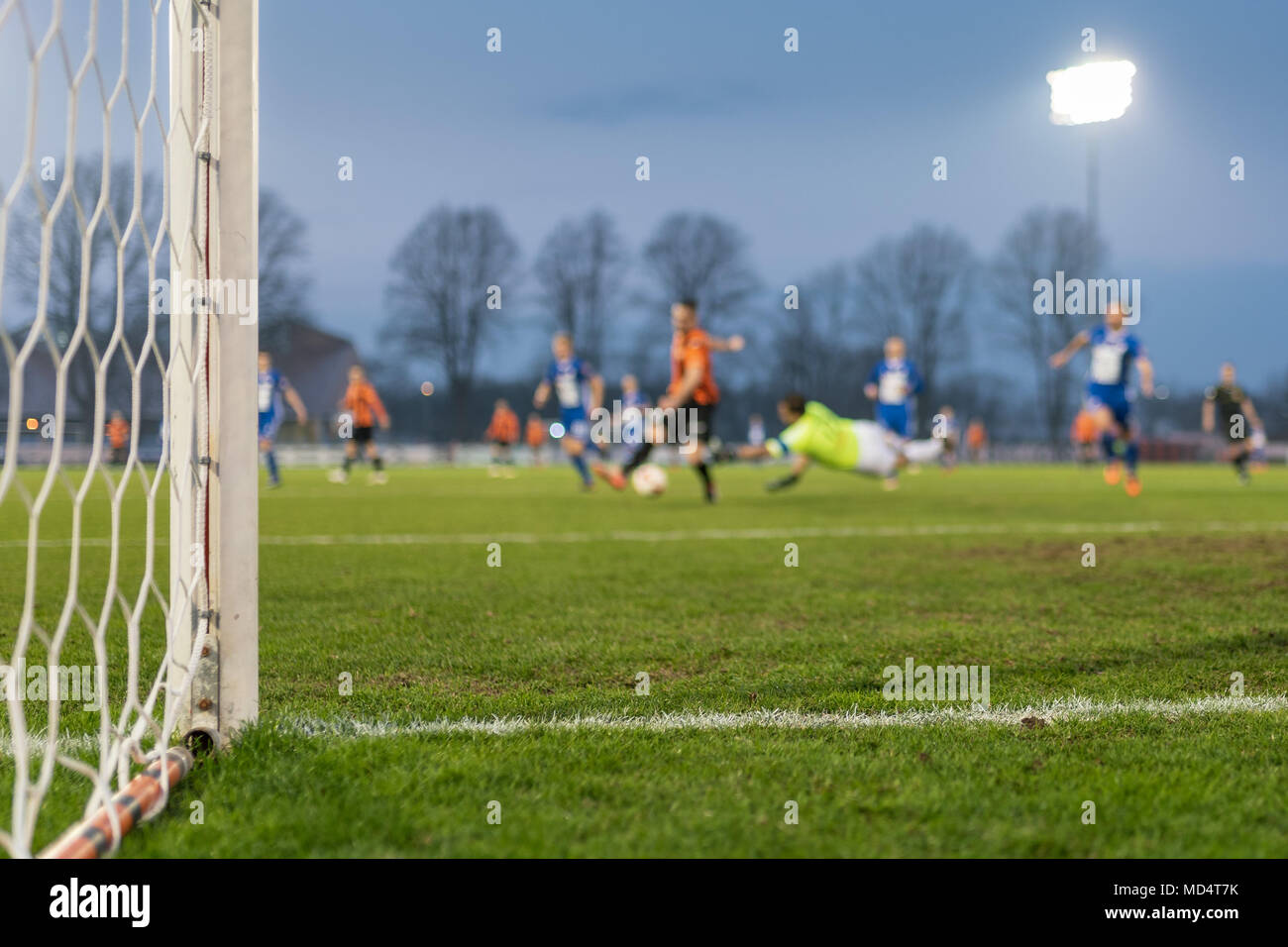 Détail du poste et déduction faite de l'objectif de football en arrière-plan en action. Banque D'Images