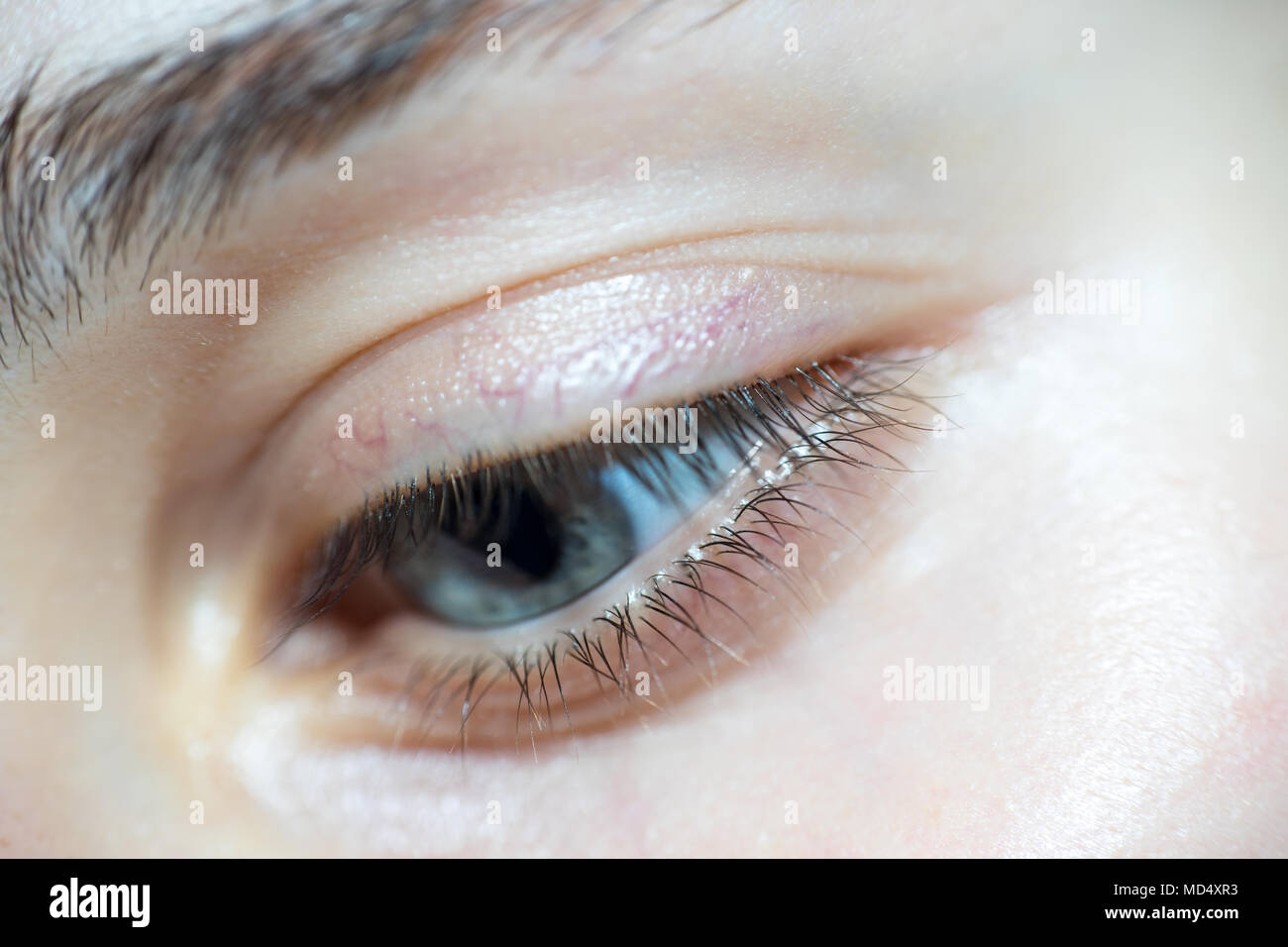Portrait de femme aux longs cils à la tristesse dans le bas Banque D'Images