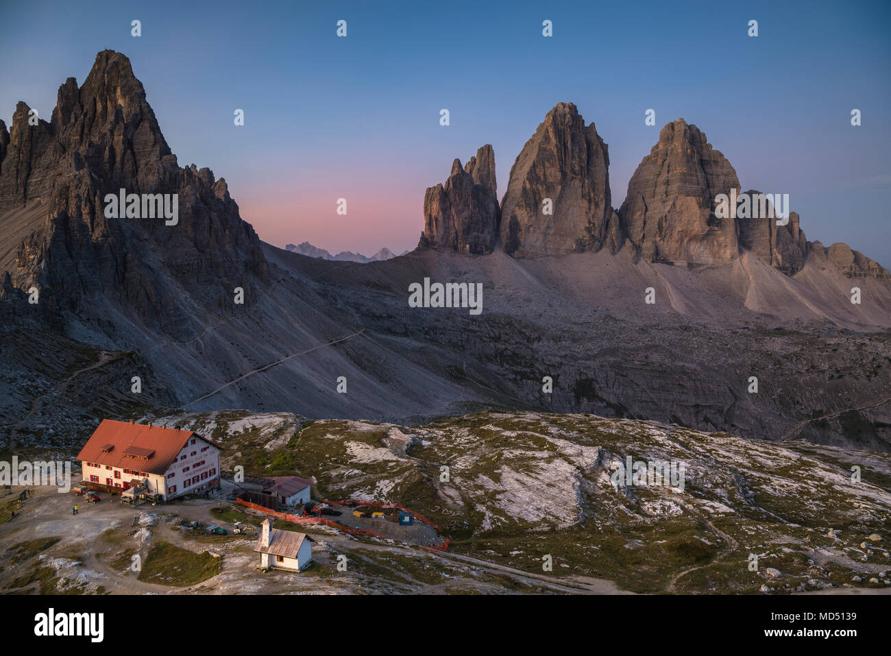 Tre Cime di Lavaredo et Dreizinnen hut au lever du soleil, Tre Cime, Parc Naturel, Dolomites Tyrol du Sud, Italie Banque D'Images