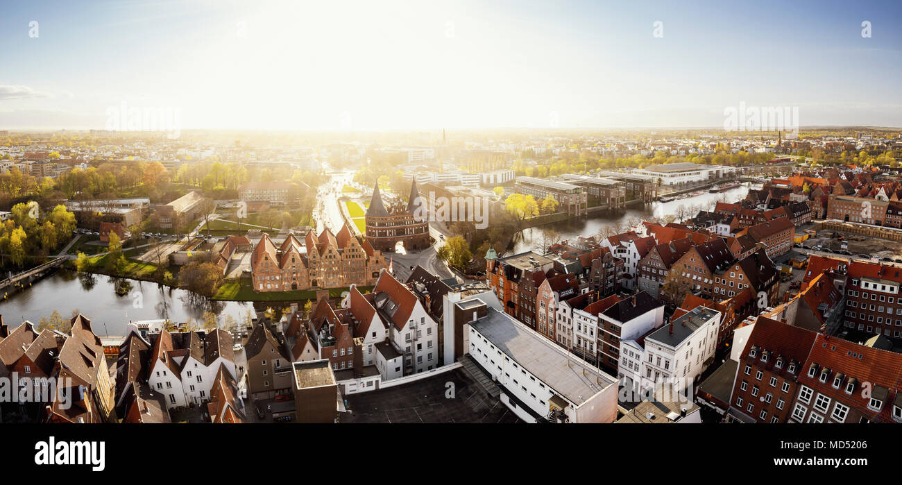 La Holstentor Lübeck et au coucher du soleil, Schleswig-Holstein, Allemagne Banque D'Images