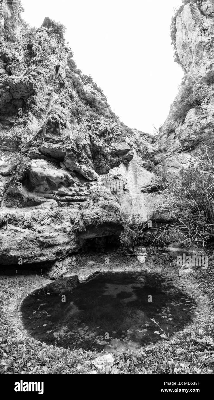 Voir d'eaux-de-poule dans entre rock formation in jungle, Grèce Banque D'Images