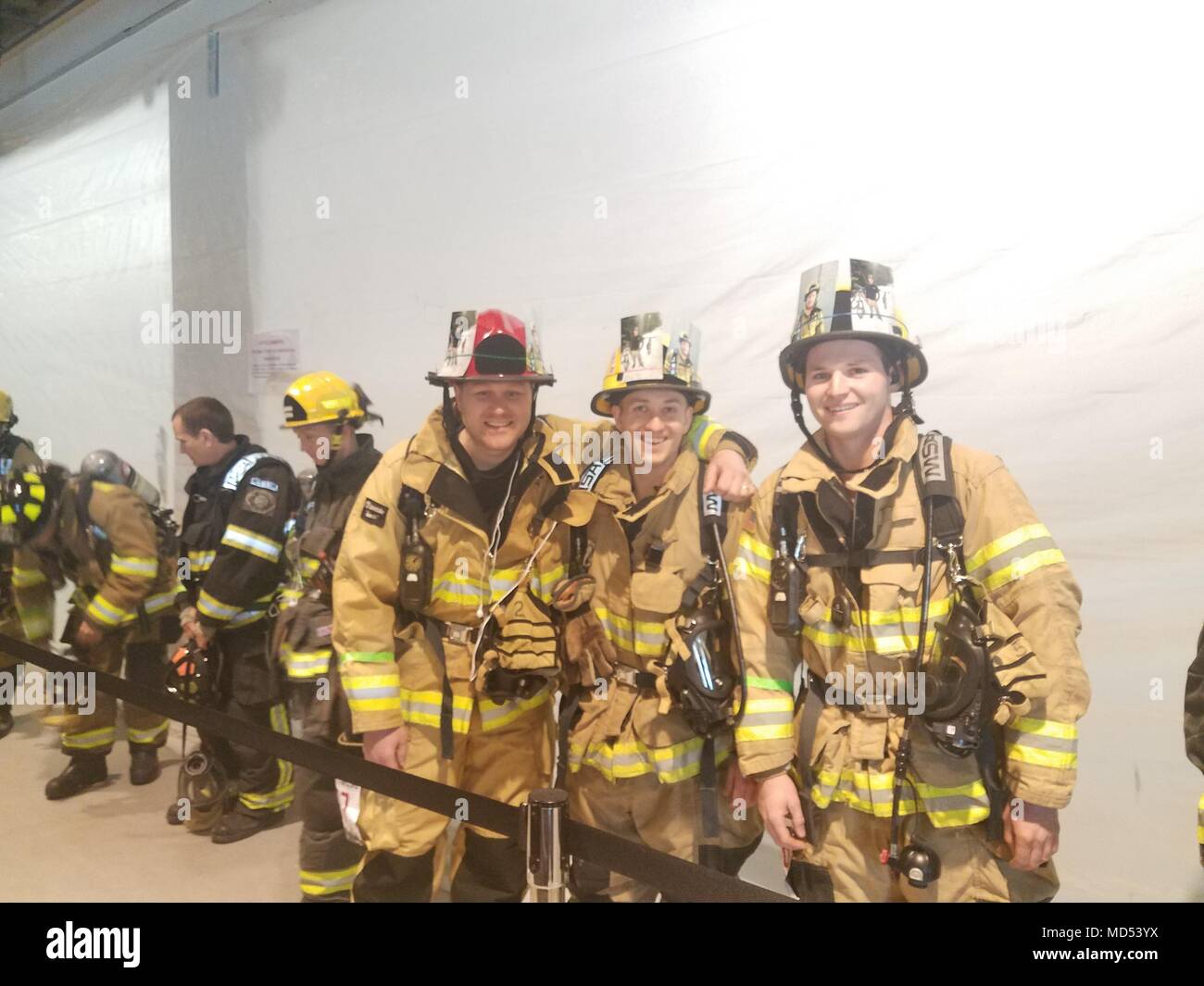 De gauche, le Capitaine Dan Bigham et Fire Fighters Ryan Barnes et Matthieu Knitter, du Service d'incendie, Kingsley Field attendent leur tour pour grimper les 69 étages du bâtiment de la Colombie-Britannique jusqu'à Seattle, Washington, au cours de la 27e assemblée annuelle Seattle Monter l'escalier, le 11 mars 2018. La montée des escaliers Seattle soulève des fonds pour la recherche sur la leucémie et le lymphome. L'équipe du Département d'incendie Champ Kingsley ont pris la troisième place lors de l'événement de cette année. (Photo gracieuseté de la Kingsley Field Service d'incendie) Banque D'Images