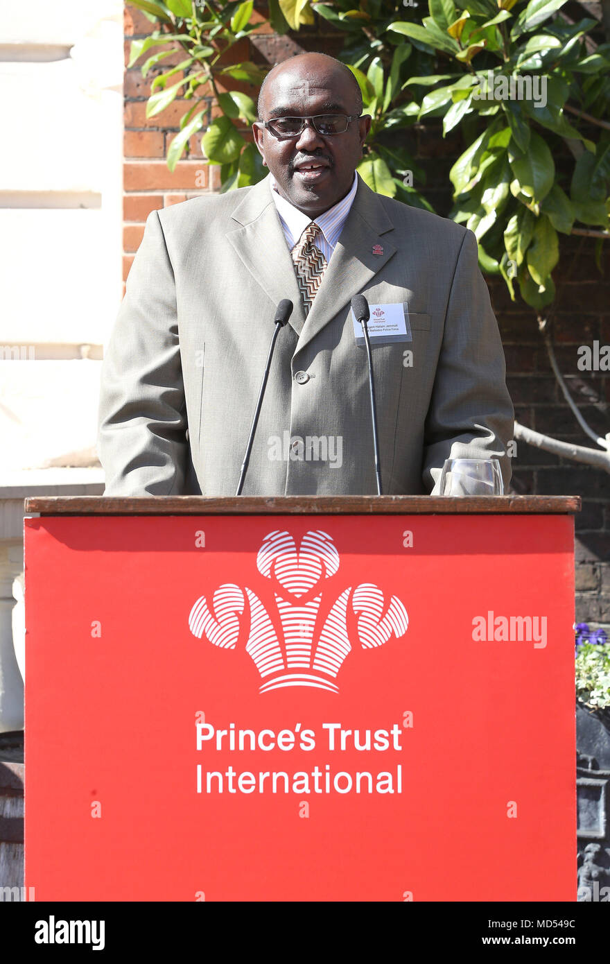 Le sergent Hallam Jemmott, de la Police royale de la Barbade parle parle lors d'une réception pour le Prince's Trust International, de St James's Palace State Apartments à Londres, au cours de la réunion des chefs de gouvernement du Commonwealth. Banque D'Images