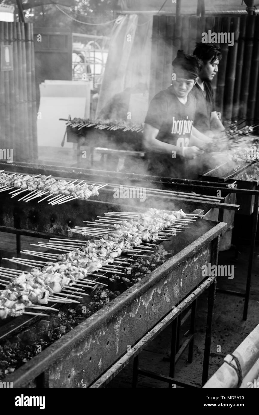 Des centaines de brochettes la cuisson sur des charbons ardents, à Melbourne nuit Marchés Nouilles Banque D'Images