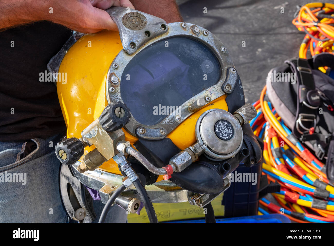 Plongeur professionnel face au complet de casque, avec narguilé et câbles de communication Banque D'Images