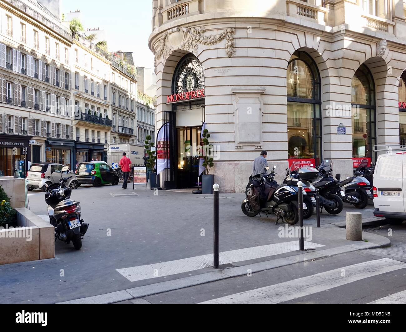 À l'entrée coin épicerie Monoprix dans le 7e arrondissement. Rue du Bac, Paris, France. Banque D'Images