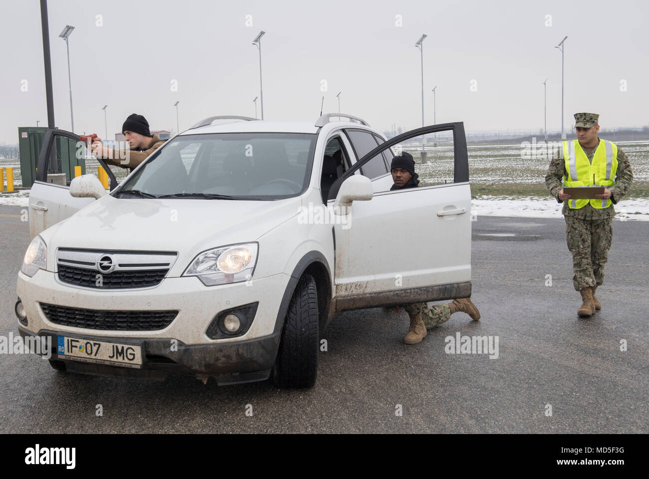 180321-N-BK435-0026 DEVESELU, Roumanie (21 mars 2018) marins affectés à l'installation de soutien naval Deveselu effectuer une inspection du véhicule lors d'une évaluation de scénarios pour une évaluation de l'état de préparation opérationnelle. NSF Deveselu AAMDS et Roumanie sont situés dans la base militaire roumaine 99e et jouer un rôle clé dans la défense antimissile balistique en Europe orientale. (U.S. Photo par marine Spécialiste de la communication de masse 1re classe Jeremy Starr/libérés) Banque D'Images