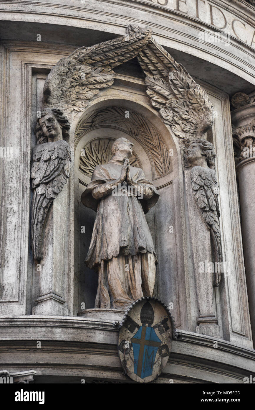 Sculpture de Saint Charles Borromée au-dessus de l'entrée de l'église de San Carlo alle Quattro Fontane (Saint Charles des quatre fontaines), cal aussi Banque D'Images
