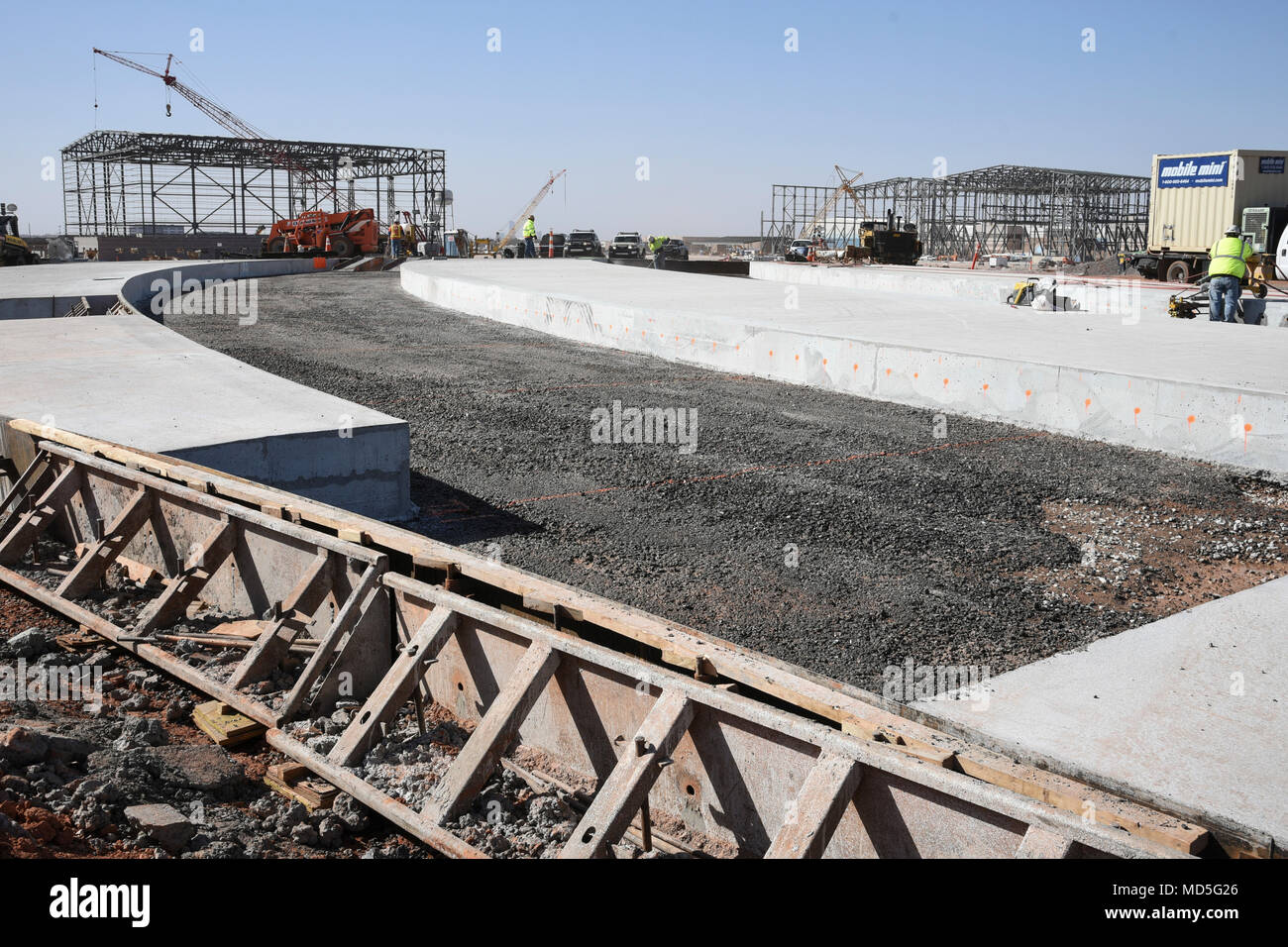 Les travaux concrets pour la voie de circulation de la base principale à l'KC-46 'Pegasus' d'entretien indiqués sur le campus de pétroliers le 6 mars 2018, Tinker Air Force Base, Texas. Les voies de circulation en béton sont en cours de formation, versé et fini d'utiliser un béton sur site usine appartenant à l'entrepreneur. (U.S. Air Force photo/Greg L. Davis) Banque D'Images