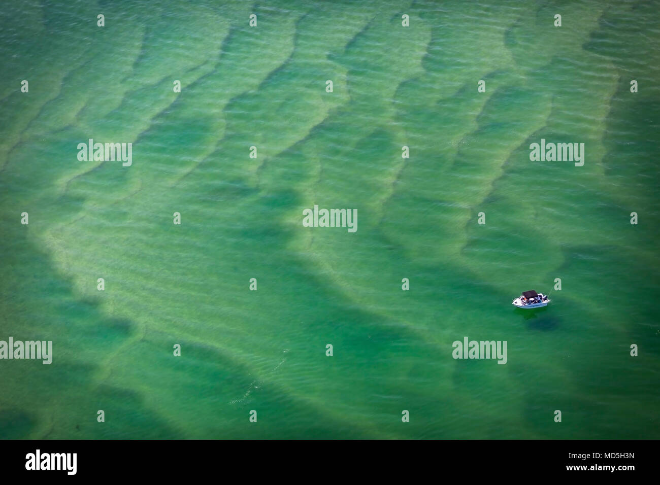 Résumé La photographie aérienne d'un bateau de pêche au lac Macquarie, NSW, Australie Banque D'Images