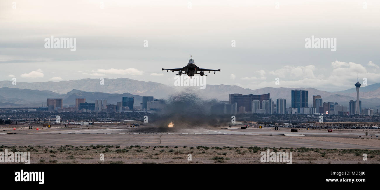 Un F-16 Fighting Falcon fighter jet du 24e Escadron de soutien aérien tactique, décolle de la base aérienne Nellis, Nevada, le 21 mars 2018. La 24e TASS est le dernier escadron de chasse à la base aérienne de Nellis. (U.S. Air Force photo par un membre de la 1re classe Andrew D. Sarver) Banque D'Images