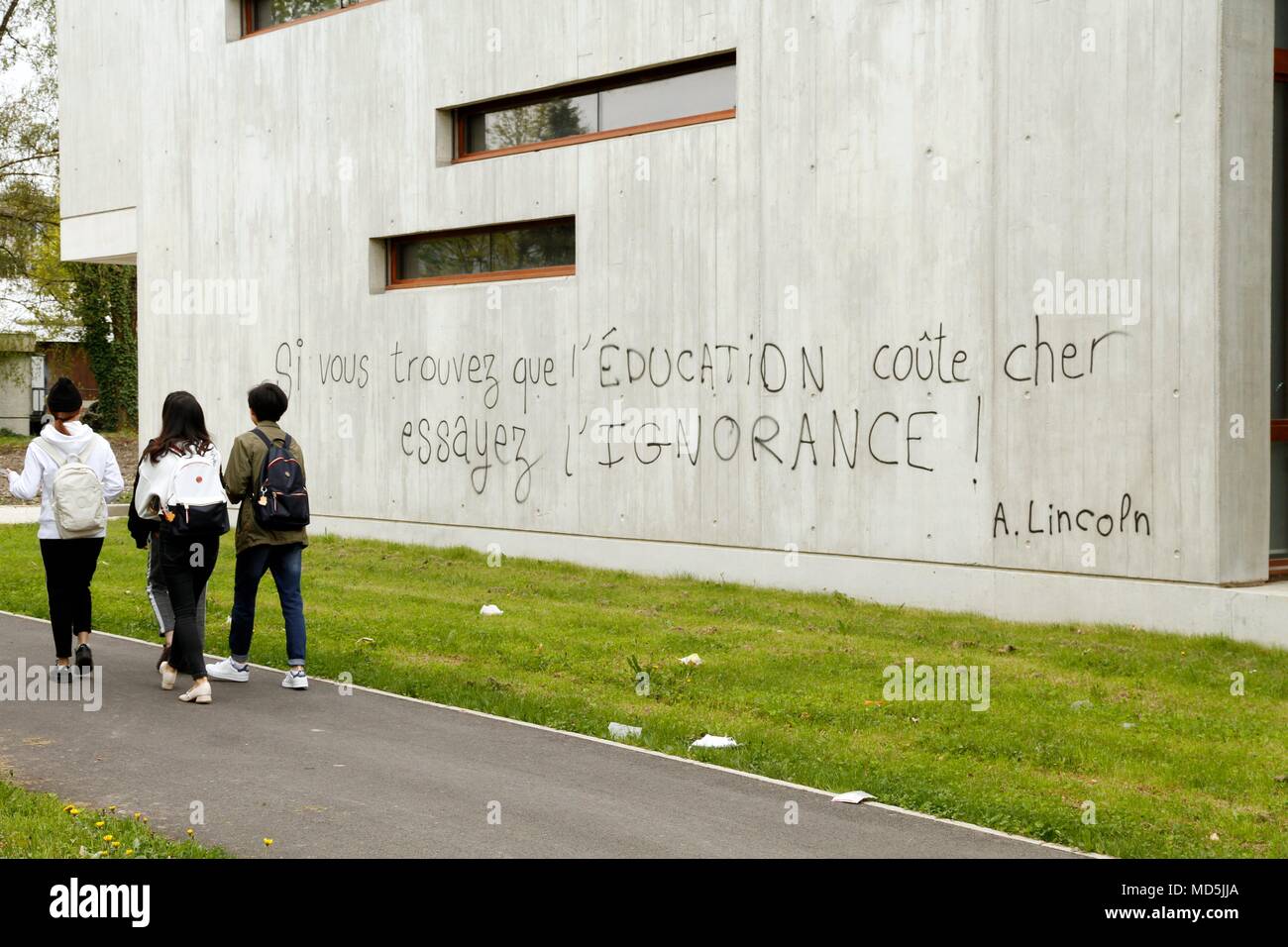 Université de Grenoble bloqué par les étudiants contre la sélection à l'université Banque D'Images