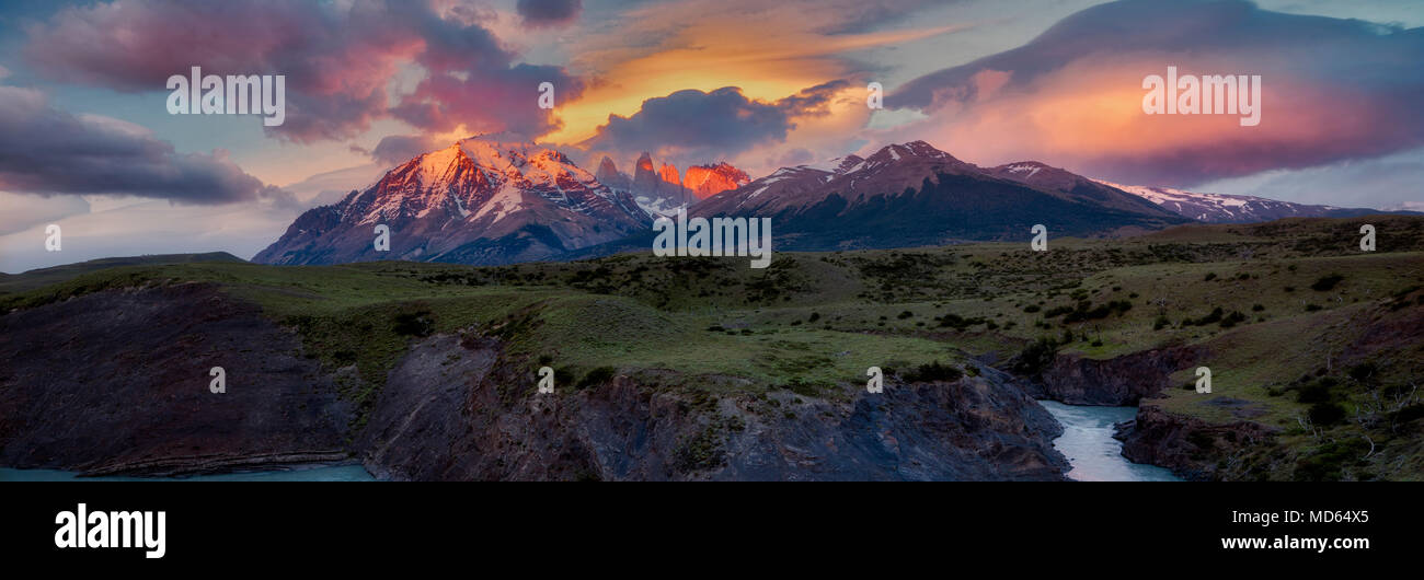 La rivière Rio Paine avec lever du soleil sur les tours. Parc National Torres del Paine, Chili. L'Argentine Banque D'Images