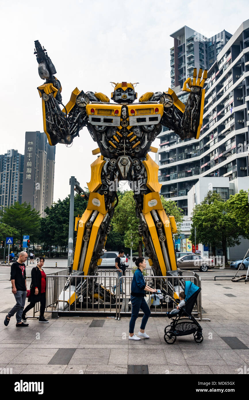 Pièces détachées de voitures disposées en forme de robot sur un parking de Shenzhen, Chine Banque D'Images