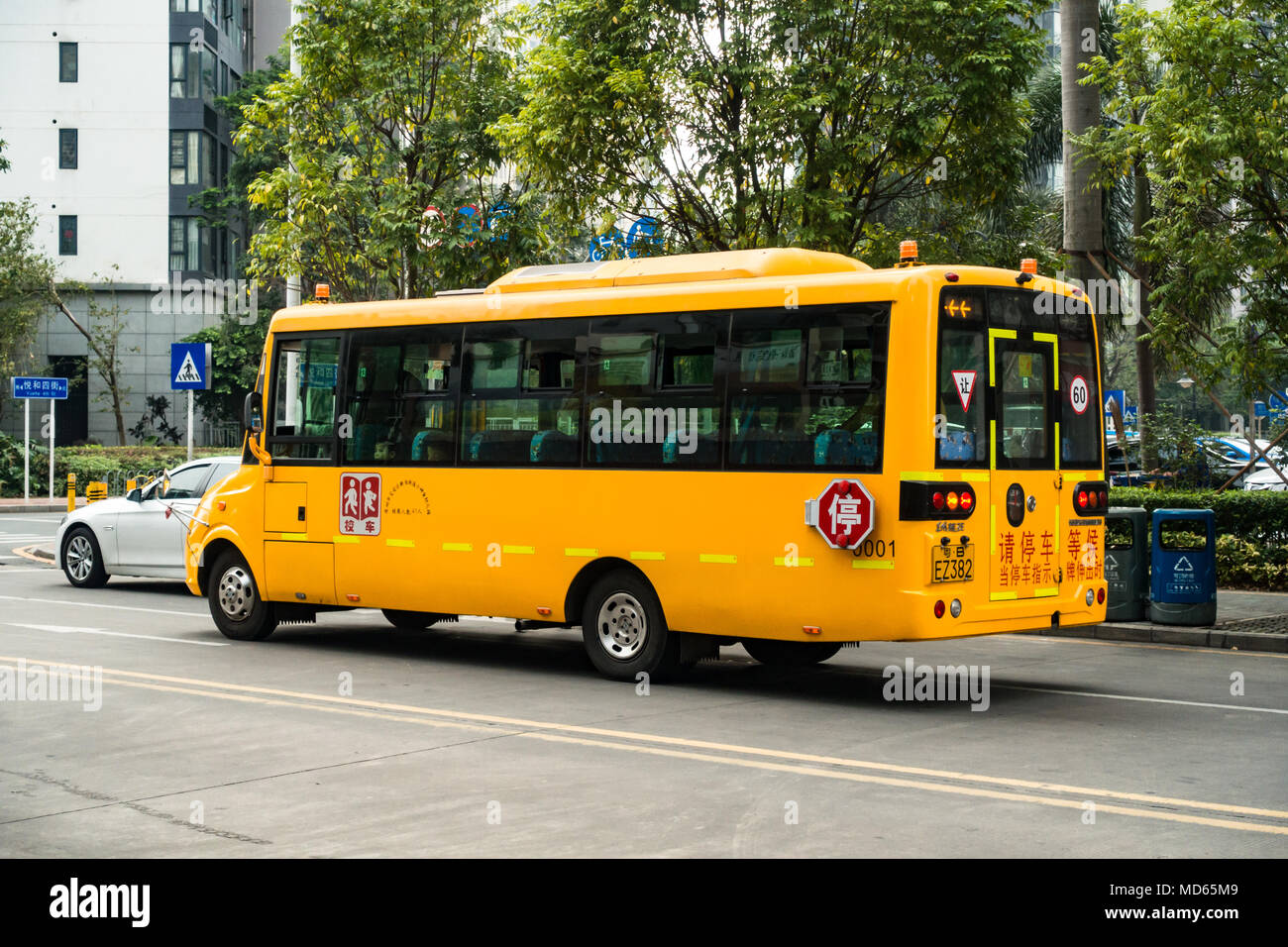 Chinese school bus (orange, jaune) dans quartier résidentiel à Shenzhen, Chine Banque D'Images