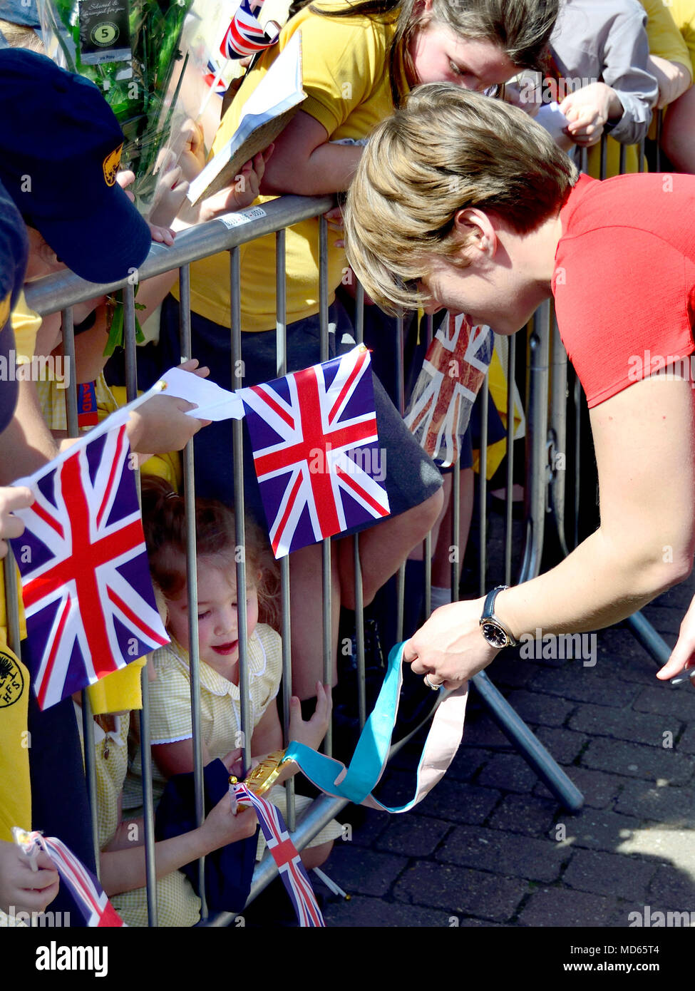 Lizzy Yarnold montre sa médaille d'or aux Jeux Olympiques d'hiver pour les enfants comme elle tours le territoire autour de Sevenoaks, dans le Kent, avril 2018.... Banque D'Images
