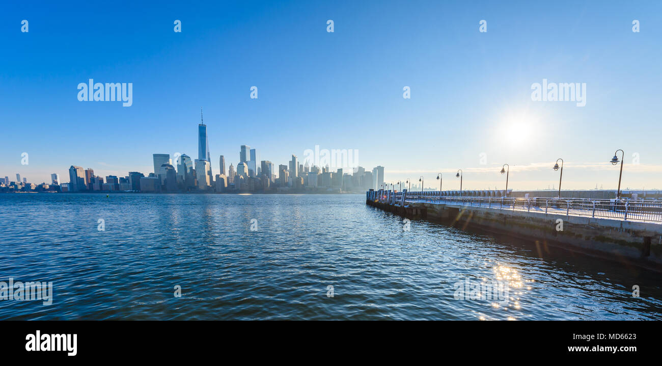 Vue panoramique de New York, Manhattan plus de Hudson River du Liberty State Park en hiver. New Jersey, USA. Banque D'Images