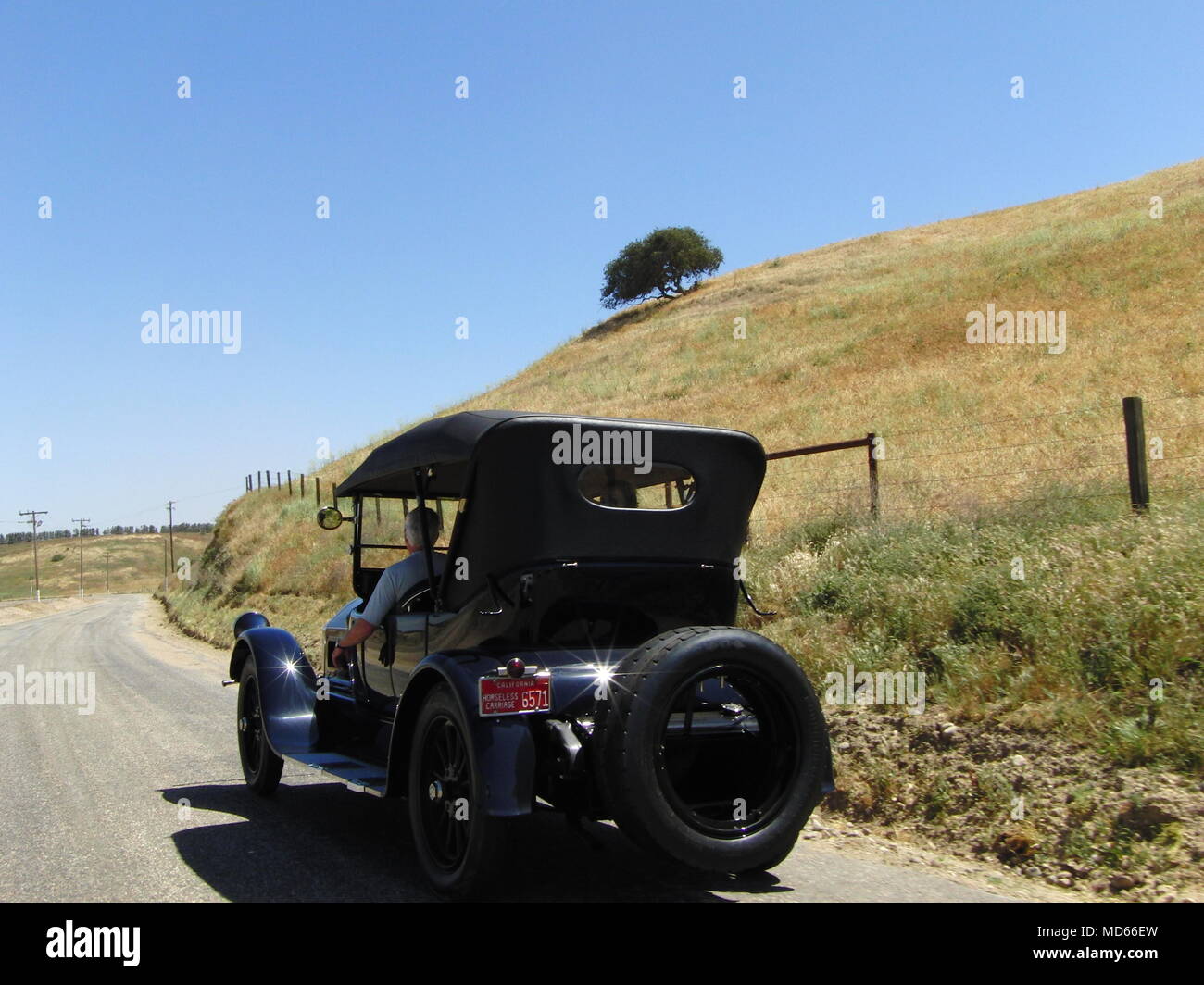 Ancienne voiture. Les collines de la Californie. Banque D'Images
