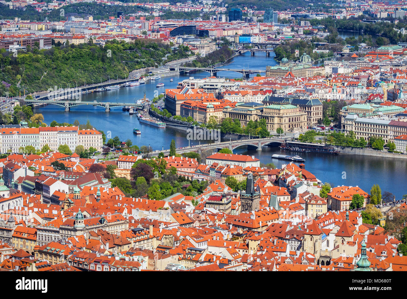Vue aérienne de vieux toits de tuiles rouges de la ville Prague, République Tchèque, Europe. Belle journée avec ciel bleu avec des nuages dans la ville. Banque D'Images