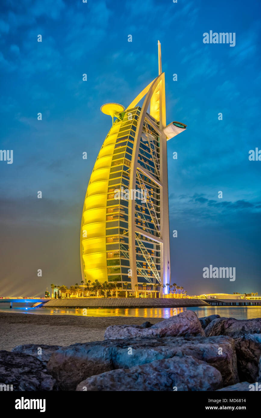 Le Burj Al Arab Illumine La Nuit A Dubai Emirats Arabes Unis Au Moyen Orient Photo Stock Alamy