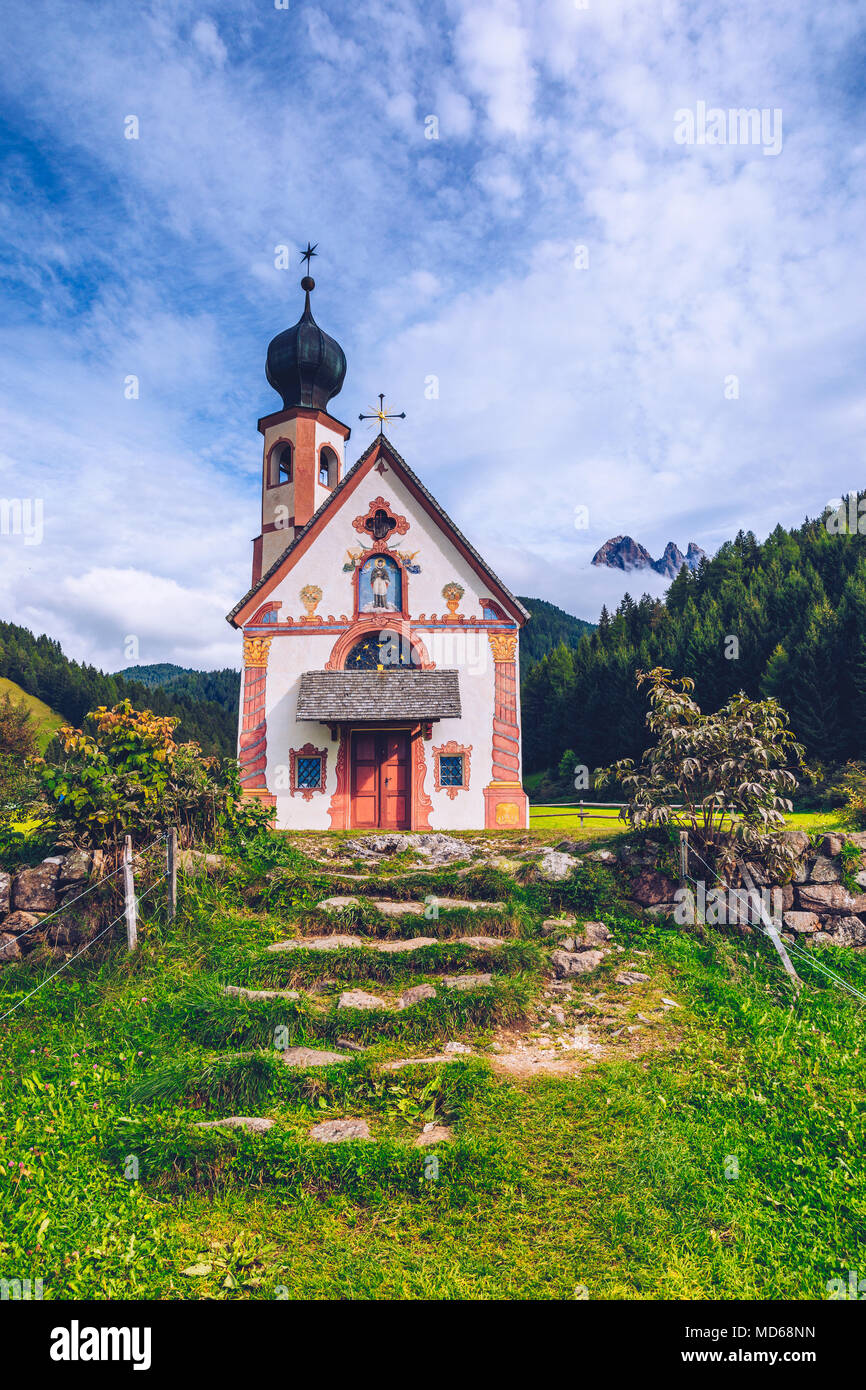 Église St Magdalena Village au pied des Dolomites, l'église Saint Jean à Saintes, Alpes, Italie Banque D'Images