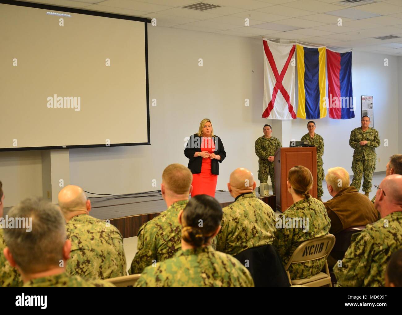 180328-N-AT856-028 Williamsburg, VA (28 mars 2018) - Emily Brewer, un membre de la chambre des délégués de Virginie représentant le 64e District, Marine parle à Expedtionary NAVELSG (Groupe de soutien logistique) marins, comme l'orateur invité, au cours d'un mois de l'histoire des femmes respect sur Naval Weapons Station Yorktown, Cheatham Annexe, 28 Mar. NAVELSG est un élément essentiel du prépositionnement maritime Forcers (MPF), sur la rive de la logistique interarmées (JLOTS) opérations, et des forces maritimes à terre expéditionnaire fournissant des services de manutention pour surface, l'air, et les opérations de ravitaillement tactique, et o Banque D'Images