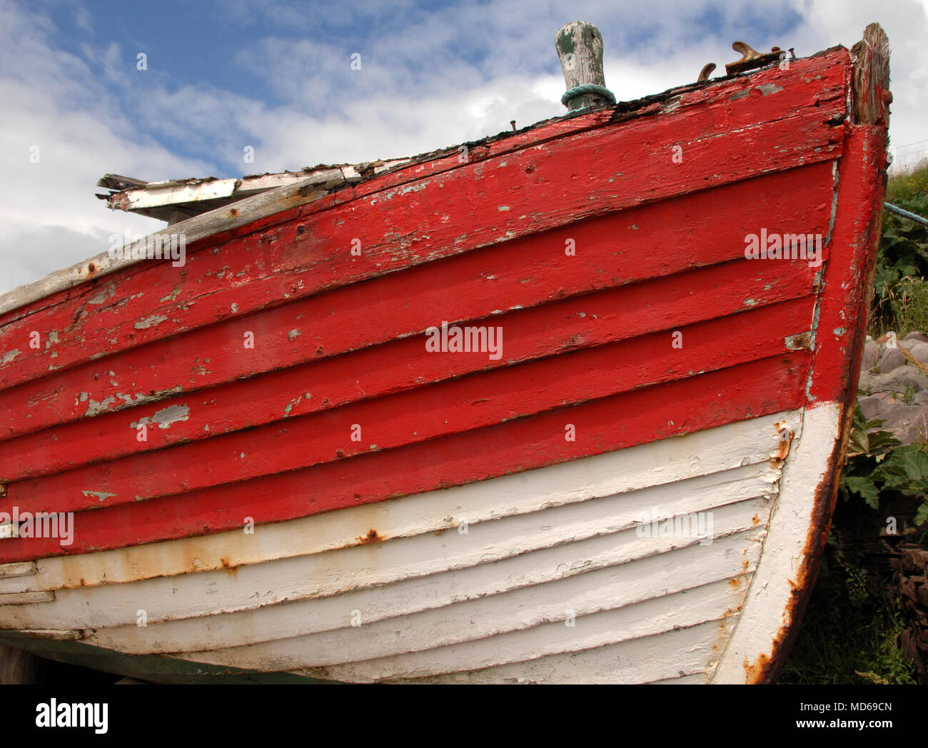 Le rouge et le blanc l'Aviron bateau amarré sur la côte ouest de l'Irlande Banque D'Images