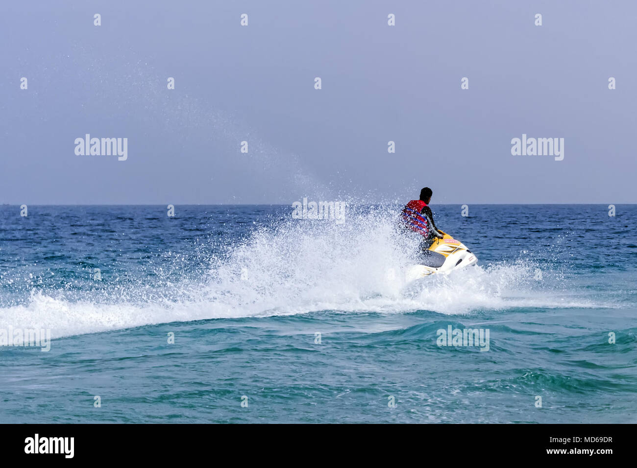 Divertissement d'été à la mer. Les touristes à cheval un jet ski. Temps de la mer. vacances d'été à la station balnéaire. Jeune mec croisière sur l'océan Atlantique Banque D'Images