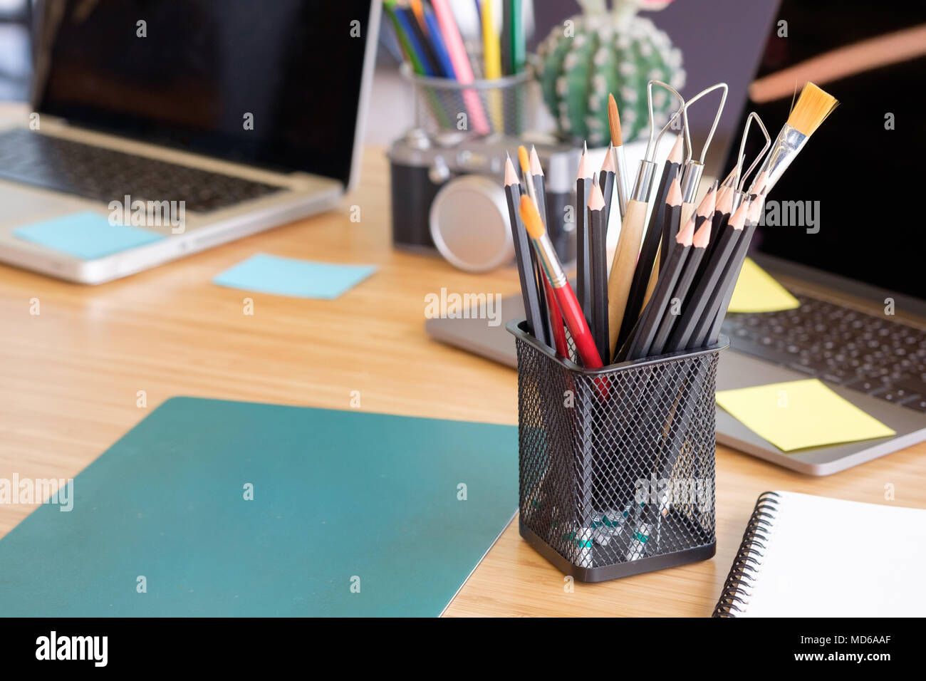 Crayon dans l'espace de table en pot de bureau Photo Stock - Alamy